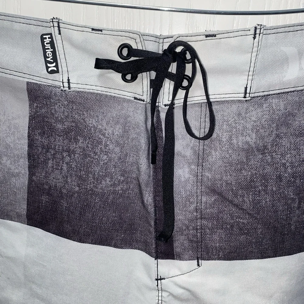 Hurley Phantom Board Shorts Size 32 White Black Plaid Pockets‎ Swim Trunks Beach